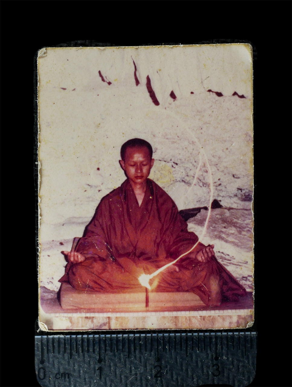 15Jun24 (13)p.jpg - รูปปาฏิหาริย์ครูบากฤษดา สุเมโธ วัดป่ายาง (วัดสันพระเจ้าแดง) ต.ห้วยยาบ อ.บ้านธิ จ.ลำพูน รุปเก่าสวย หายาก ขนาดประมาณ 3.5 ซ.ม. | https://kamulet.in.th